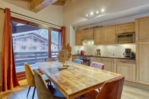 Appartement LE BUET skis aux pieds, piscine & Spa