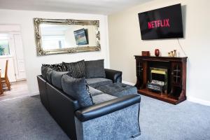 Cosy Airport Retreat With Netflix and Fresh Bakes