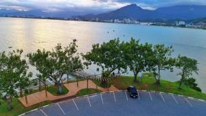 lindo apartamento 2 dormitórios martim de sá pé na areia 61 B alex