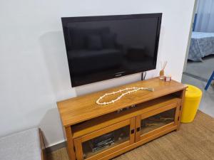 lindo apartamento 2 dormitórios martim de sá pé na areia 61 B alex