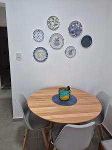 lindo apartamento 2 dormitórios martim de sá pé na areia 61 B alex