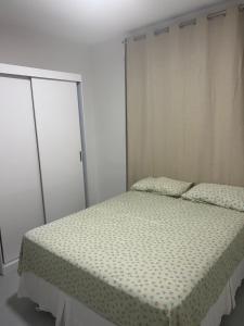 Apto com dois quartos com cama e ar