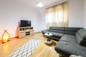 Urban Retreat - 2BR Flat Steps from Old Town