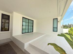 Tropical home close to nature and city