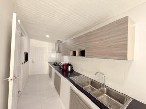 Tropical home close to nature and city