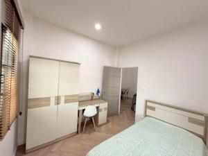 Tropical home close to nature and city