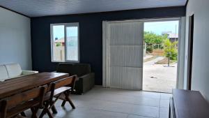 Casa com piscina e pátio grande