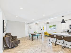 Sunhaven - Private Heated Pool - Walk to Old Town