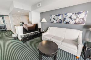 Direct Ocean and City Views, Corner Suite, Pools!