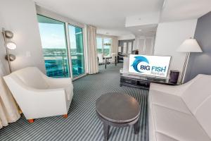 Direct Ocean and City Views, Corner Suite, Pools!