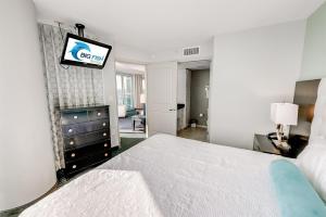 Direct Ocean and City Views, Corner Suite, Pools!
