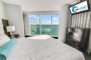 Direct Ocean and City Views, Corner Suite, Pools!