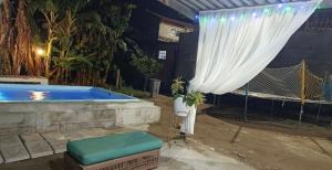 Maresias -Casa completa de temporada com piscina,1 km da praia aceitamos Pet