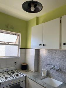 Dto Zona Guemes y Playas un ambiente luminoso con balcon