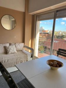 Dto Zona Guemes y Playas un ambiente luminoso con balcon