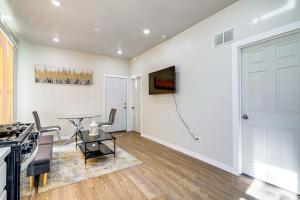 8 Mi to Downtown Chicago Walkable Getaway!