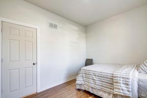 8 Mi to Downtown Chicago Walkable Getaway!