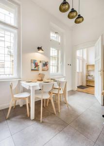 Pastel Dream 3BR Central Gem Artful Spacious