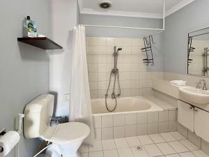 Relaxing Bentley Stay with Pool Access