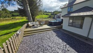 Cwm Uchaf Holiday Home, hot tub and horse view!