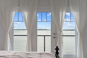 Luxury 3 Bedroom Waterfront Home Near Dallas