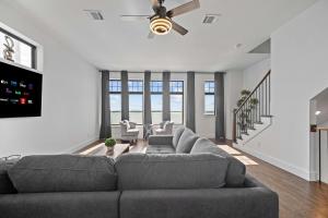 Luxury 3 Bedroom Waterfront Home Near Dallas