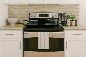 KINGbed resort style pool gym nearTheHeights