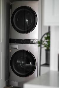 Large Home with Views of DTLA Sleeps 8 Golf,Spa,Fire