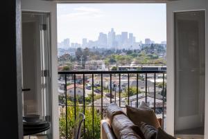 Large Home with Views of DTLA Sleeps 8 Golf,Spa,Fire