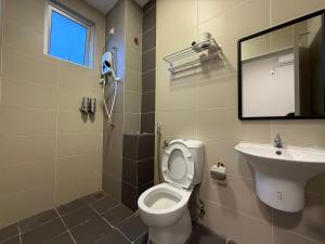 New Cozy 3BR 4Bath Spacious Centra Residences at Dato ONN With Pool Gym Balcony