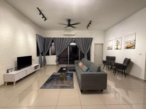New Cozy 3BR 4Bath Spacious Centra Residences at Dato ONN With Pool Gym Balcony