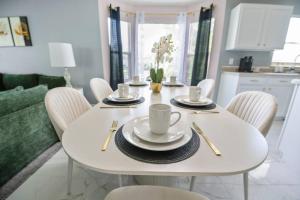 Modern Comfort Loves Park Stylish 3BR Getaway