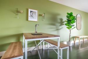 Boulevard Stays Relaxed 1BR King Suite Near Downtown Pool & Gym Access