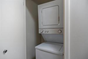 Boulevard Stays Relaxed 1BR King Suite Near Downtown Pool & Gym Access