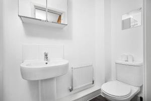 Stylish Manchester 4 Bed House with Garden - Sleeps 9 - Salford - FREE PARKING - SMART TVs in every bedroom - FREE NETFLIX & Ultra Fast WIFI - 6 min to City Centre, Close to Trafford Centre, Etihad Stadium, Manchester Arena, Clubs & more