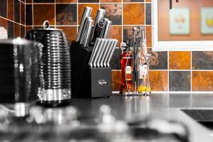 Stylish Manchester 4 Bed House with Garden - Sleeps 9 - Salford - FREE PARKING - SMART TVs in every bedroom - FREE NETFLIX & Ultra Fast WIFI - 6 min to City Centre, Close to Trafford Centre, Etihad Stadium, Manchester Arena, Clubs & more