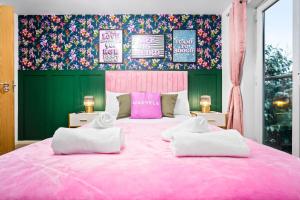 Stylish Manchester 4 Bed House with Garden - Sleeps 9 - Salford - FREE PARKING - SMART TVs in every bedroom - FREE NETFLIX & Ultra Fast WIFI - 6 min to City Centre, Close to Trafford Centre, Etihad Stadium, Manchester Arena, Clubs & more