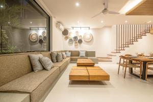 Luxury 5BR Retreat, 400m from Café Del Mar Shore