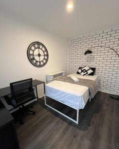 Modern Spacious 4 Bedrooms & Pool near Airport