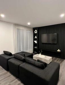 Modern Spacious 4 Bedrooms & Pool near Airport