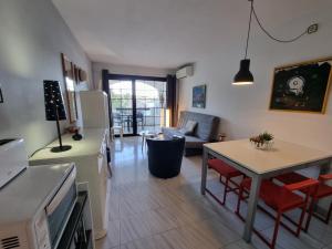 Magnífico apartamento en LEscala con terraza vista al mar y parking, piscina comunitaria. - HISP-236-214