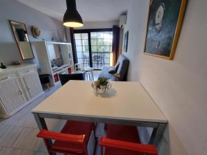 Magnífico apartamento en LEscala con terraza vista al mar y parking, piscina comunitaria. - HISP-236-214