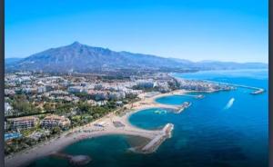 Junto Puerto Banus playa Piscinas y wifi