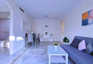 Junto Puerto Banus playa Piscinas y wifi