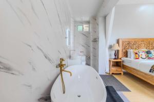 V256 Huge Modern 10BR ZipLine 3 Pools Fully Loaded