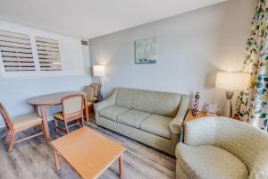 New Beachfront, Condo Simply Amazing Pools & Views