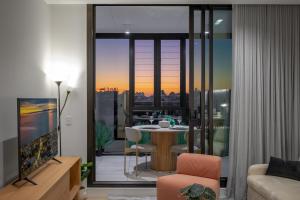 The Palais Peek Retreat at 333STK - A Modern 1 Bed 1 Bath Getaway