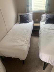 Lovely 6 Berth Caravan With Free Wi-Fi At Harts Holiday Park, Kent Ref 74068W