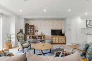 The Pattern House Ballarat - Lakeside Creative Haven