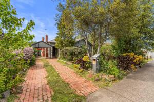 Greenview Bungalow - Sunlit Stay near Sovereign Hill